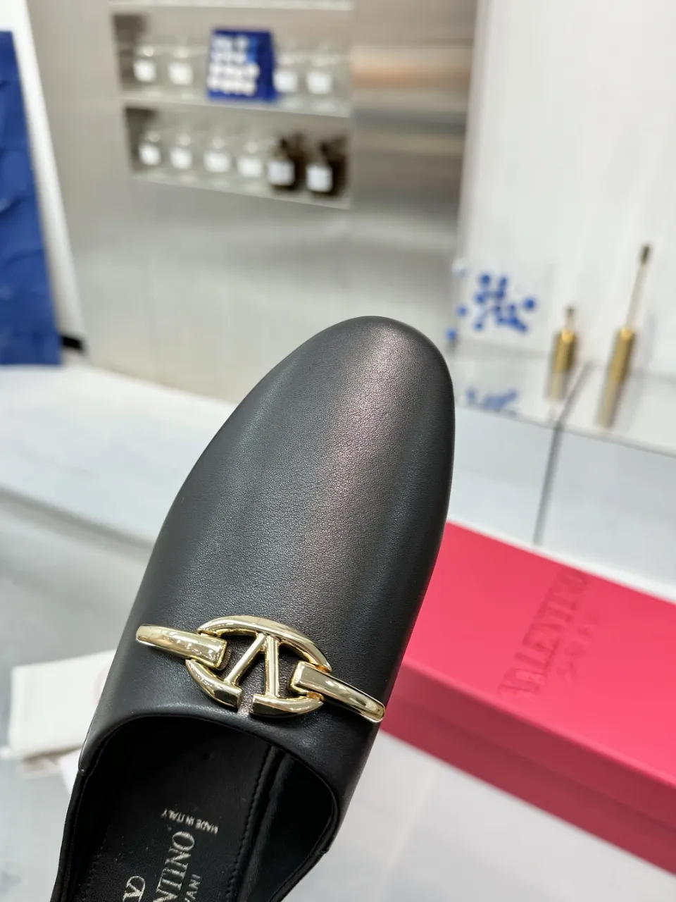 👟👟Ex-factory price 520👟👟 Valentino’s hottest new product in 2025, the new slippers are also easy to wear...😈😈😈 The latest logo buckle Perfectly combined with sexiness❤️‍🔥❤️‍🔥❤️‍🔥❤️‍🔥It is simply the pinnacle of summer fashion💖💖💖💖Original replica Outsole: Italian genuine leather outsole Heel height: Flat heel Size: 35-39 (40 41 42 customization is non-returnable and non-exchangeable)